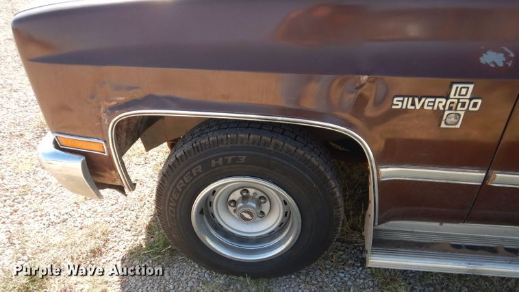 image for item HC9209 1988 Chevrolet Suburban  SUV