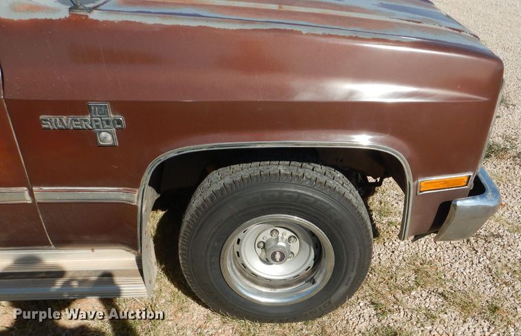 image for item HC9209 1988 Chevrolet Suburban  SUV