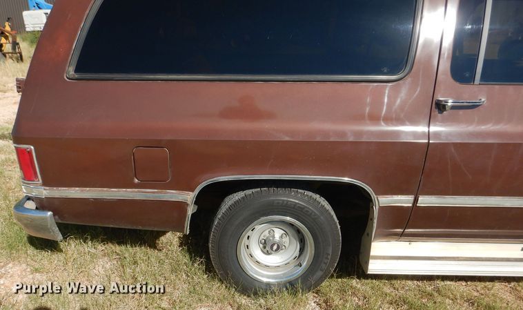 image for item HC9209 1988 Chevrolet Suburban  SUV