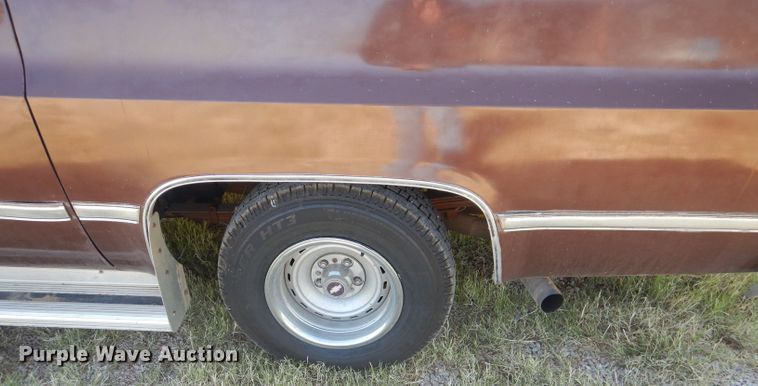 image for item HC9209 1988 Chevrolet Suburban  SUV