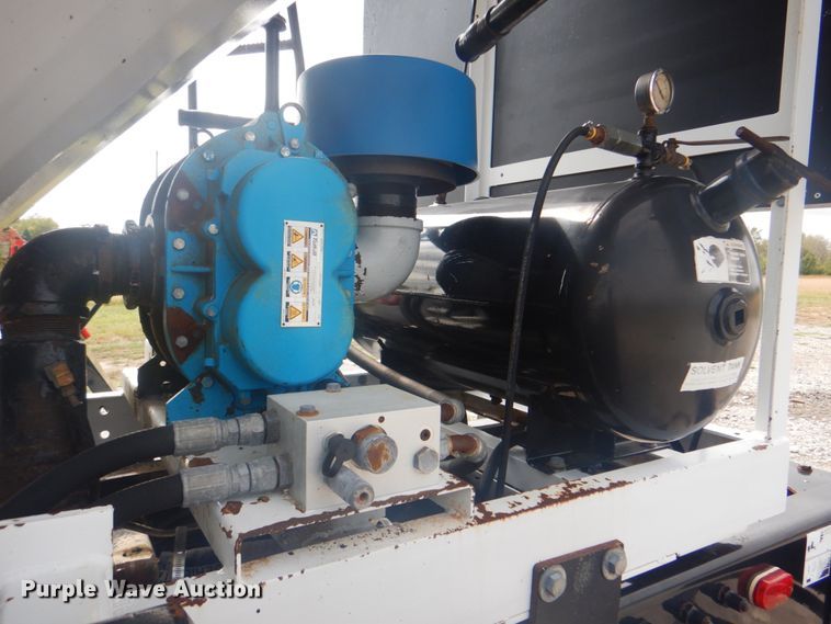 image for item HT9457 2004 Peterbilt 320  pot hole patcher truck