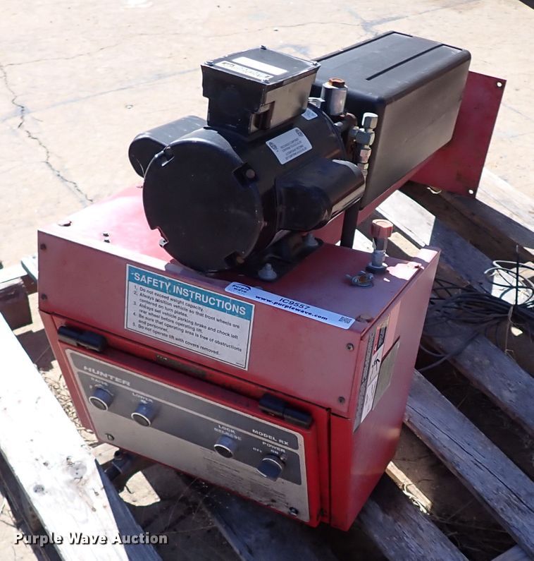 image for item IC9557 Hunter RX  automotive lift
