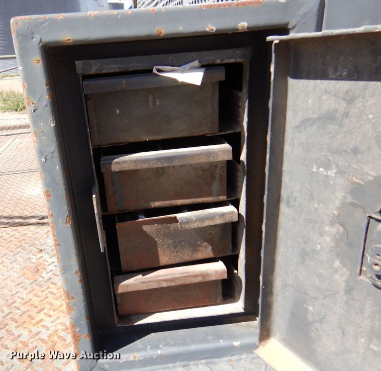 image for item IJ9497 2004 Ford F550 Super Duty  winch truck