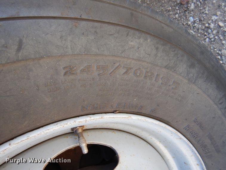 image for item IJ9497 2004 Ford F550 Super Duty  winch truck