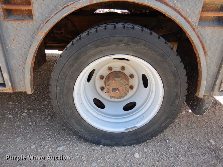 image for item IJ9497 2004 Ford F550 Super Duty  winch truck