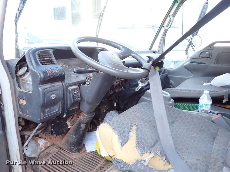 image for item IN9577 2007 GMC W3500  roll-off container truck