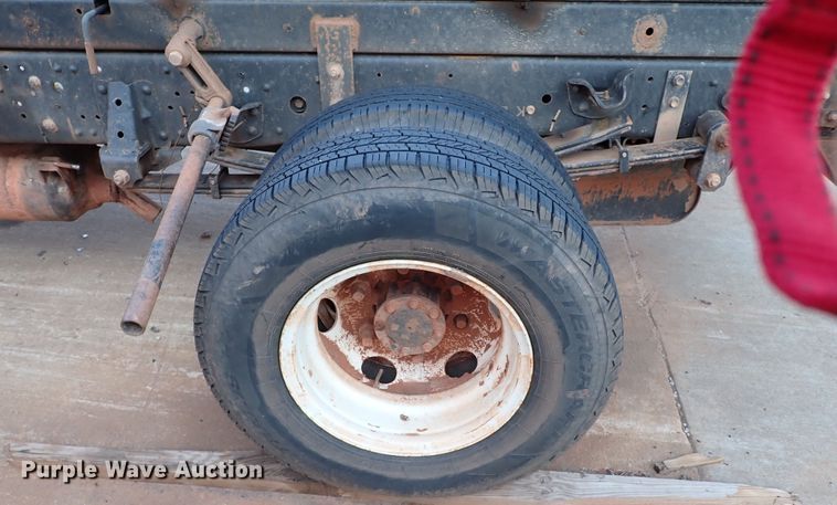 image for item IN9577 2007 GMC W3500  roll-off container truck