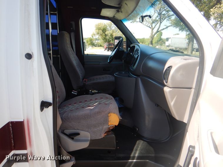 image for item IR9189 1997 Ford Econoline E350  shuttle bus