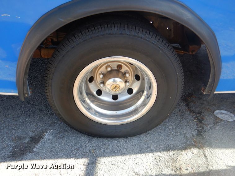 image for item IR9195 1996 Ford Econoline E350  shuttle bus