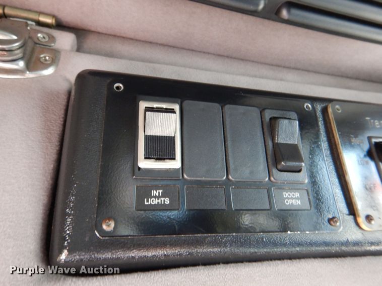 image for item IR9196 1996 Ford Econoline E350  shuttle bus