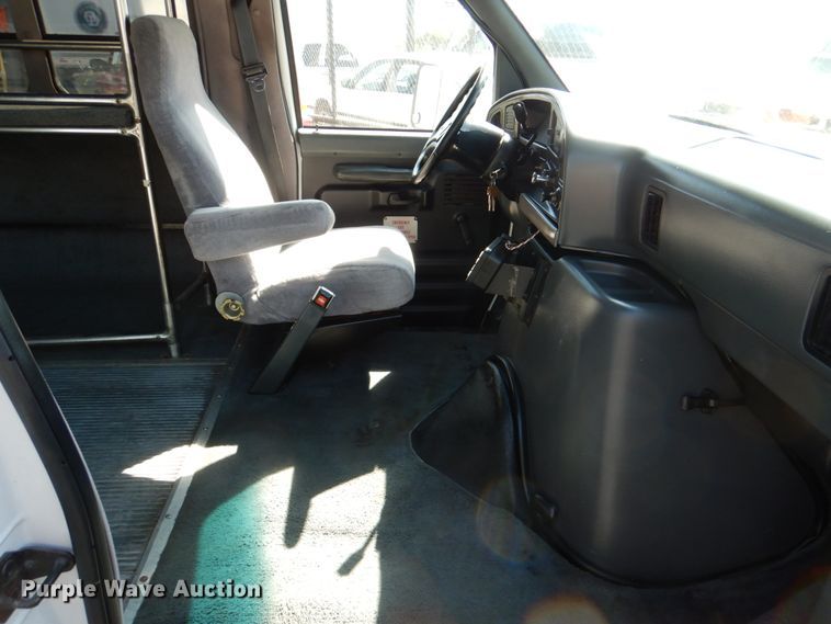 image for item IR9196 1996 Ford Econoline E350  shuttle bus