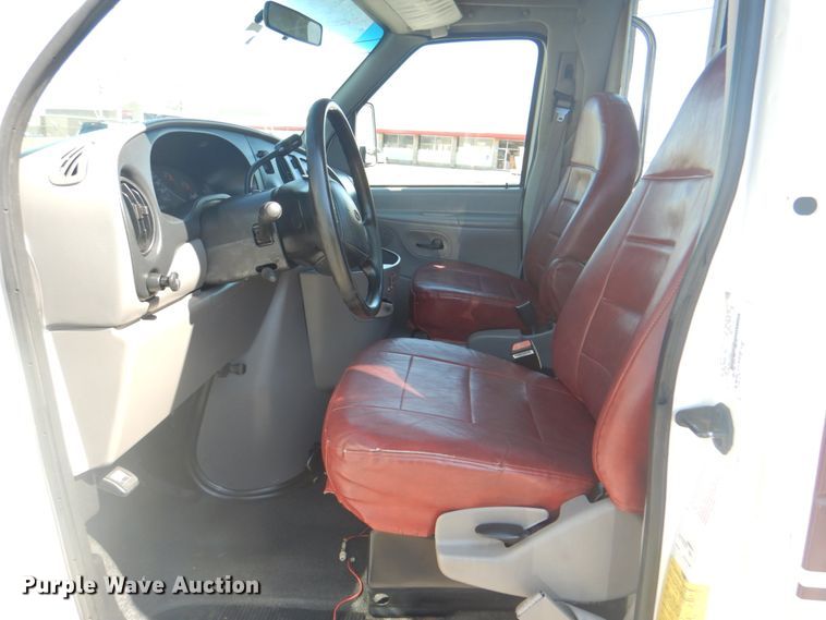 image for item IR9200 1998 Ford Econoline E350  shuttle bus