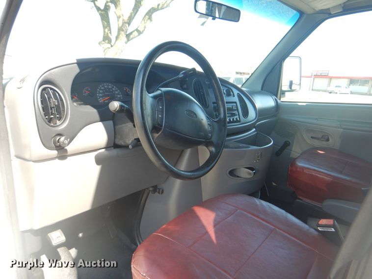 image for item IR9200 1998 Ford Econoline E350  shuttle bus