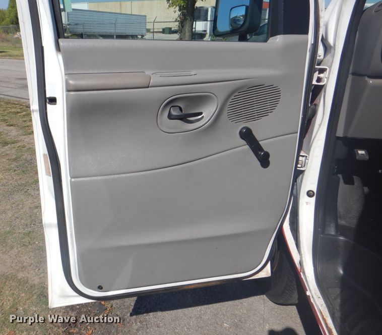 image for item IR9200 1998 Ford Econoline E350  shuttle bus