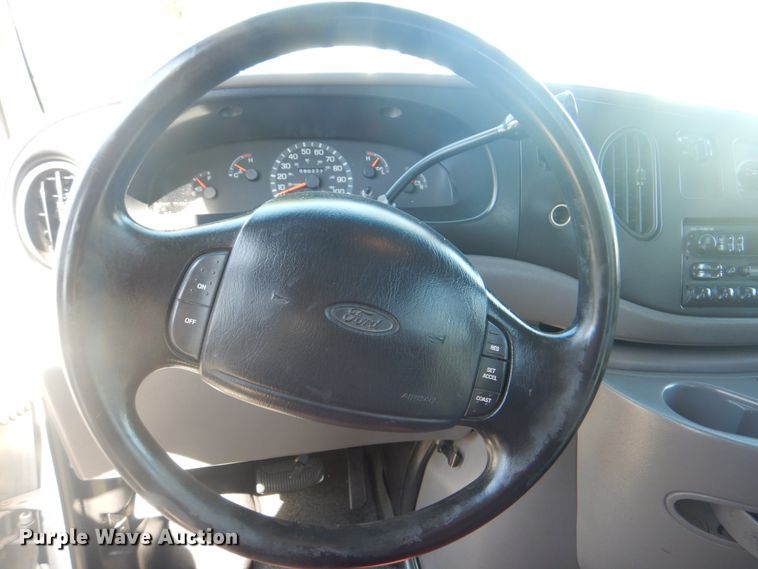 image for item IR9200 1998 Ford Econoline E350  shuttle bus