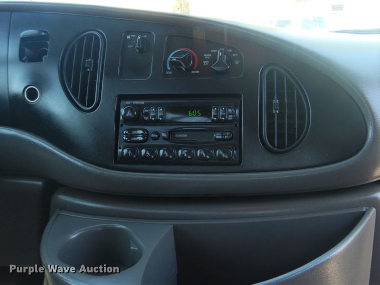 image for item IR9200 1998 Ford Econoline E350  shuttle bus