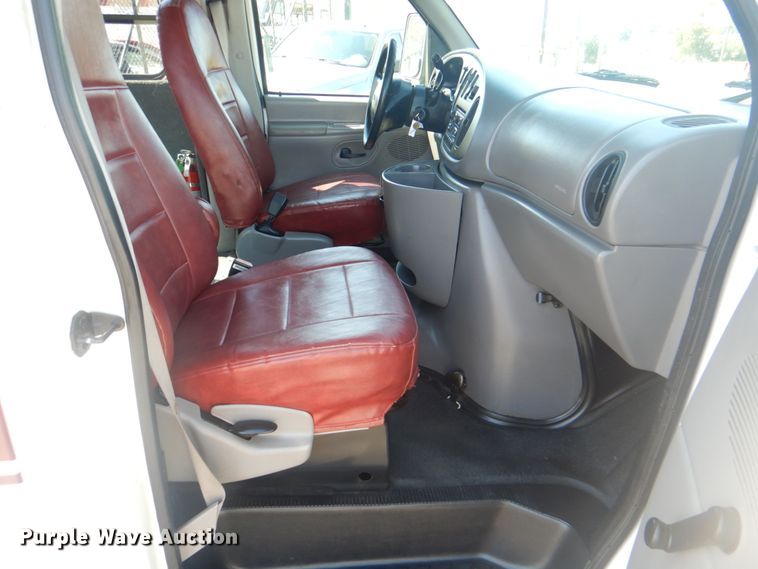 image for item IR9200 1998 Ford Econoline E350  shuttle bus