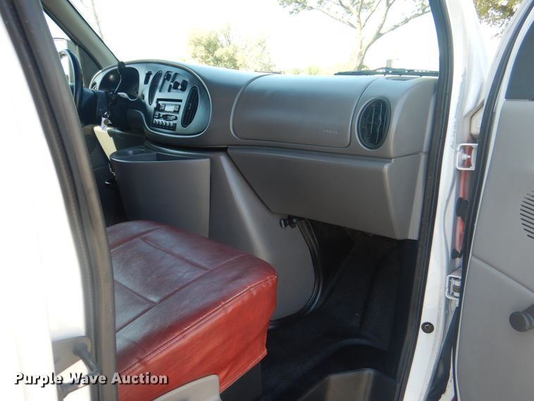 image for item IR9200 1998 Ford Econoline E350  shuttle bus