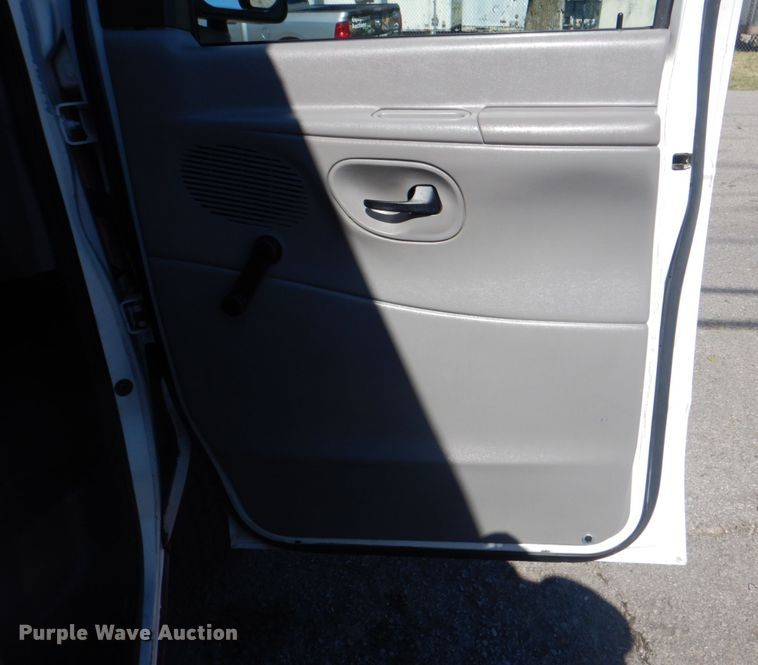 image for item IR9200 1998 Ford Econoline E350  shuttle bus