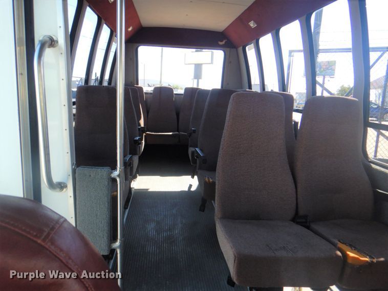 image for item IR9200 1998 Ford Econoline E350  shuttle bus