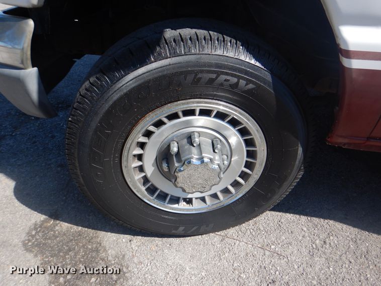 image for item IR9200 1998 Ford Econoline E350  shuttle bus