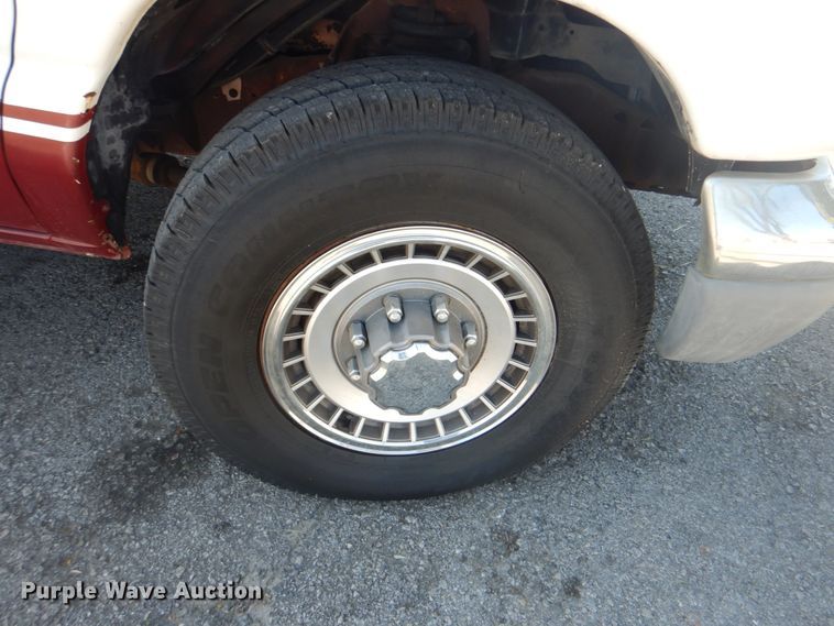 image for item IR9200 1998 Ford Econoline E350  shuttle bus