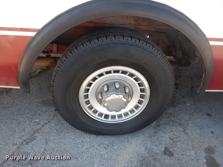 image for item IR9200 1998 Ford Econoline E350  shuttle bus