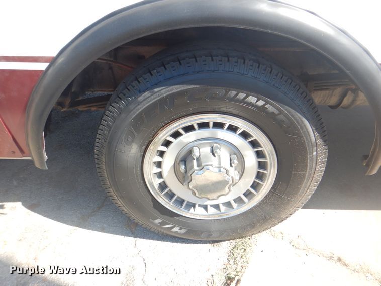 image for item IR9200 1998 Ford Econoline E350  shuttle bus