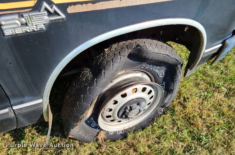 image for item JG9326 1983 GMC S15  pickup truck