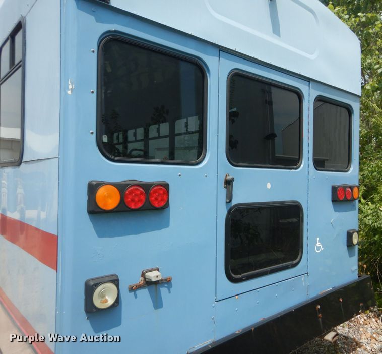 image for item JI9462 1999 Ford E450 Econoline  shuttle bus