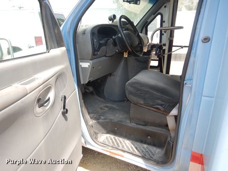 image for item JI9462 1999 Ford E450 Econoline  shuttle bus