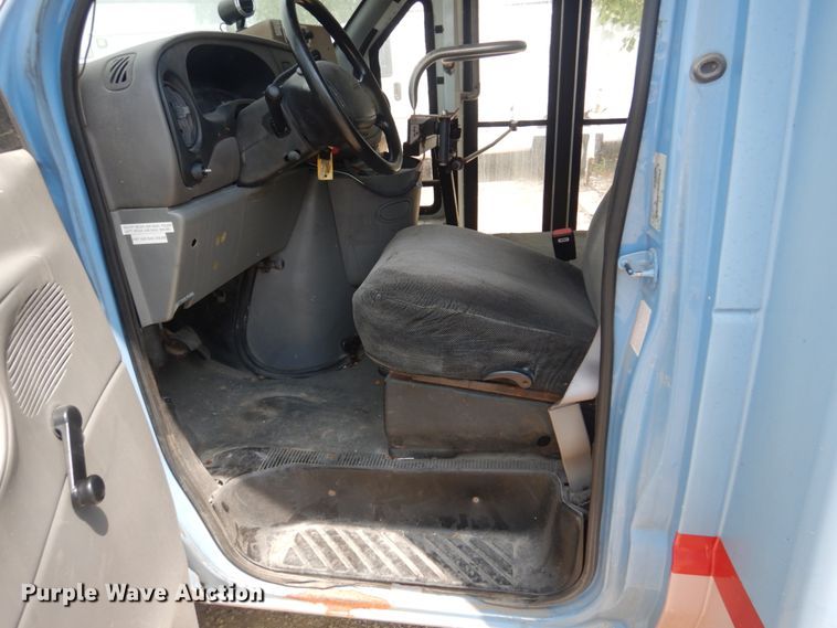 image for item JI9462 1999 Ford E450 Econoline  shuttle bus