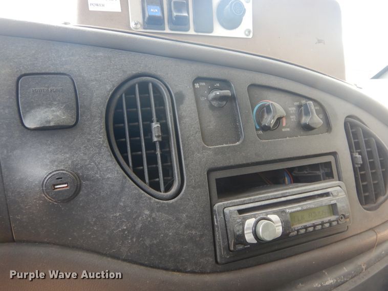 image for item JI9462 1999 Ford E450 Econoline  shuttle bus