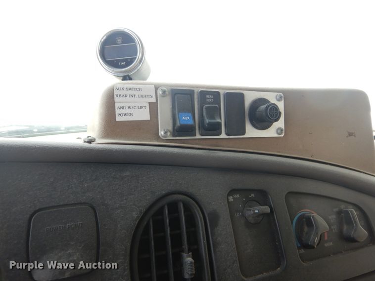 image for item JI9462 1999 Ford E450 Econoline  shuttle bus