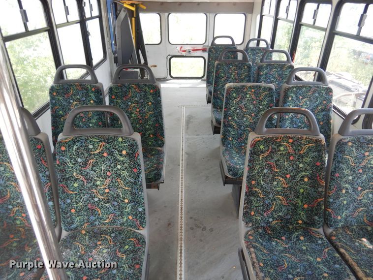 image for item JI9462 1999 Ford E450 Econoline  shuttle bus