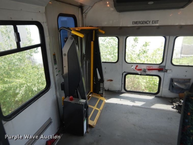 image for item JI9462 1999 Ford E450 Econoline  shuttle bus