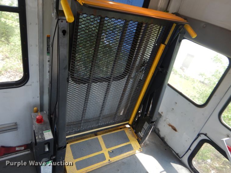 image for item JI9462 1999 Ford E450 Econoline  shuttle bus