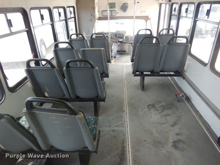 image for item JI9462 1999 Ford E450 Econoline  shuttle bus