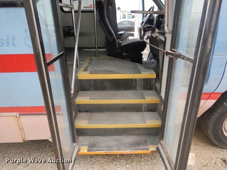 image for item JI9462 1999 Ford E450 Econoline  shuttle bus