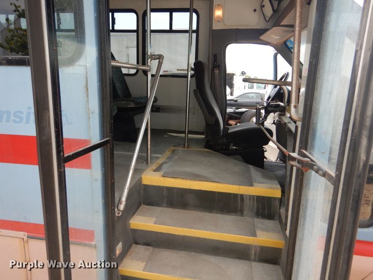 image for item JI9462 1999 Ford E450 Econoline  shuttle bus