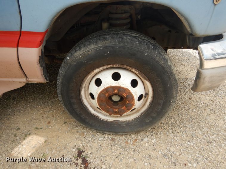 image for item JI9462 1999 Ford E450 Econoline  shuttle bus