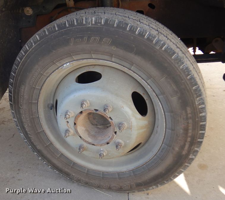 image for item JT9517 2002 Ford F450 Super Duty  bucket truck