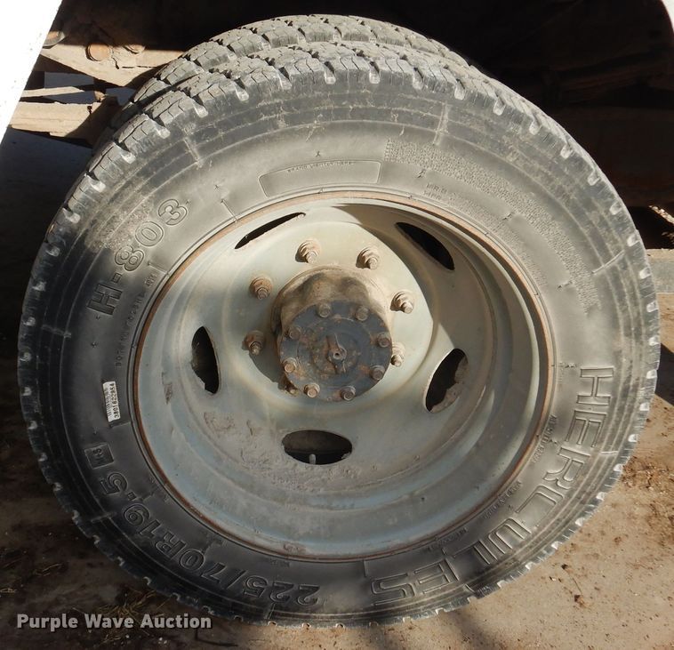 image for item JT9517 2002 Ford F450 Super Duty  bucket truck