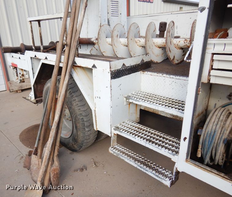 image for item JT9521 1988 Ford F800  digger derrick truck