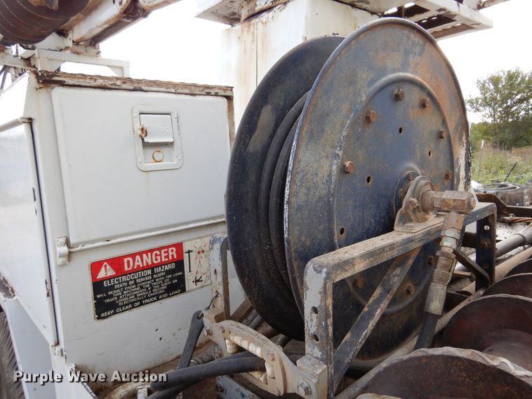 image for item JT9521 1988 Ford F800  digger derrick truck