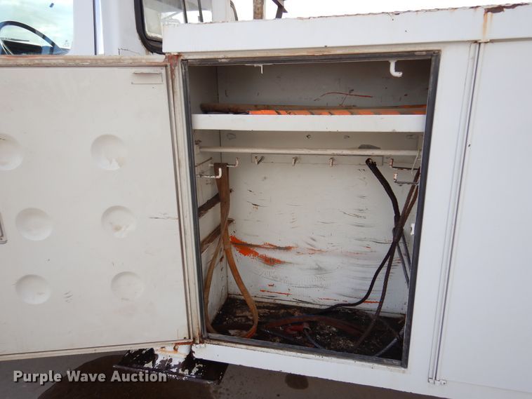 image for item JT9521 1988 Ford F800  digger derrick truck