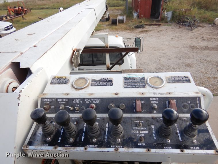 image for item JT9521 1988 Ford F800  digger derrick truck