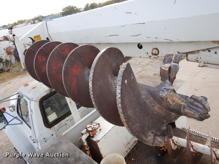 image for item JT9521 1988 Ford F800  digger derrick truck