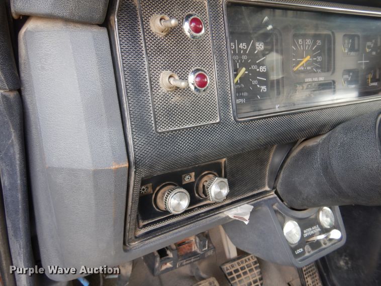 image for item JT9521 1988 Ford F800  digger derrick truck