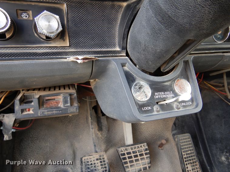 image for item JT9521 1988 Ford F800  digger derrick truck